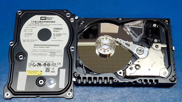 Die Western Digital Raptor aus dem Endoskop im Reinraum. Nach dem Austausch der defekten Schreibleseköpfe musste CBL Datenrettung noch mit über 1000 Lesefehlern fertig werden, bevor ein bootfähiger Clone erzeugt werden konnte. 