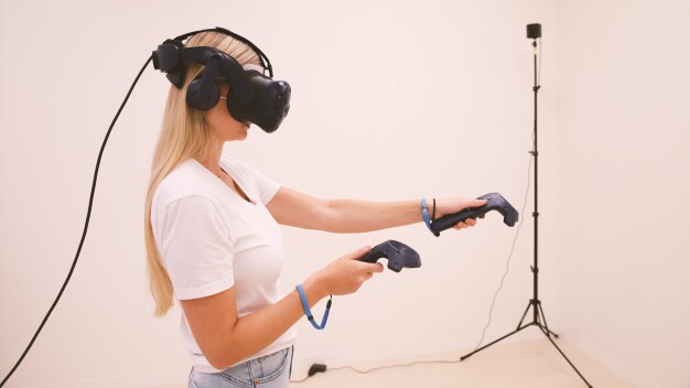 Mithilfe des VR-Simulators von Innerspace erfahren die Schulungsteilnehmer hautnah, worauf es in aseptischen Reinraumbereichen ankommt. (Bild: Piepenbrock Unternehmensgruppe GmbH + Co. KG)
