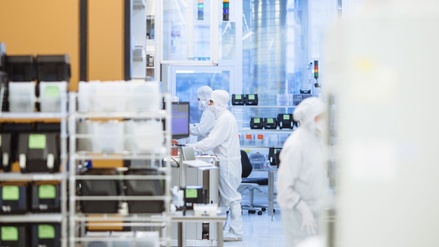 Die Arbeit im 200-mm-Reinraum am Fraunhofer IPMS. © Fraunhofer IPMS / Research & Development in the 200-mm-clean-room. © Fraunhofer IPMS