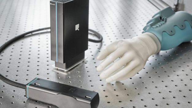Der Magnetfeldsensor wird weiter miniaturisiert und künftig direkt in Prothesen verbaut.