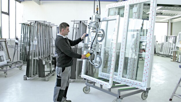 Durch das schnelle und ergonomische Umsetzen von Werkstücken mit dem VacuMaster Window 200/300 steigern glasverarbeitende Betriebe ihre Produktivität. (Bild: J. Schmalz GmbH)