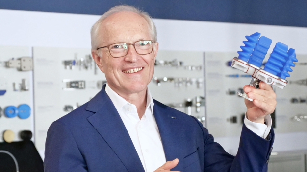 Dr. Kurt Schmalz, Geschäftsführender Gesellschafter der Schmalz Gruppe, präsentiert einen der neuen Fingergreifer aus der mGrip-Produktfamilie. (Bild: J. Schmalz GmbH)