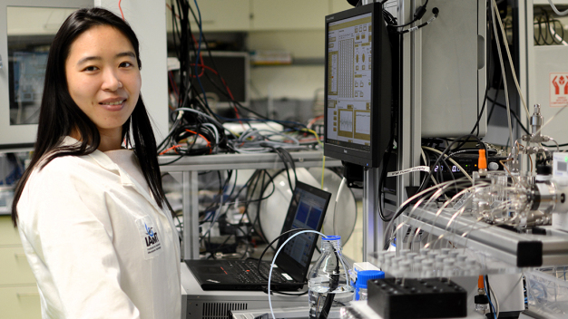 Am IAMT forscht Dr. Siqi Liu an elektrochemischer Oxidation und Membrantrennung zur Wasseraufbereitung. (Foto: IAMT, KIT) 