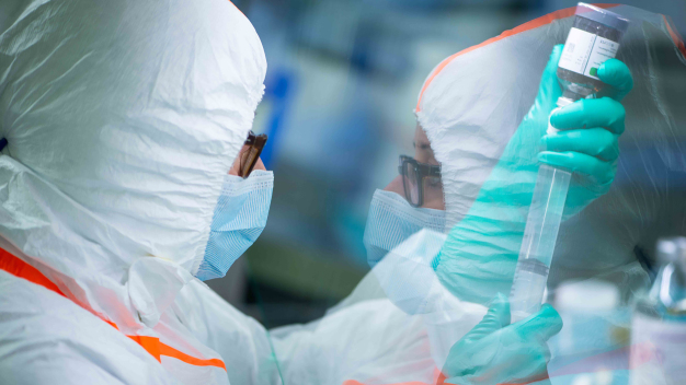 Viel Verantwortung: Eine Mitarbeiterin der MHH-Apotheke bei der Arbeit im Reinraum. (Copyright: Anna Junge/medjunge.de) / A lot of responsibility: a member of staff at the MHH pharmacy working in the clean room. (Copyright: Anna Junge/medjunge.de)