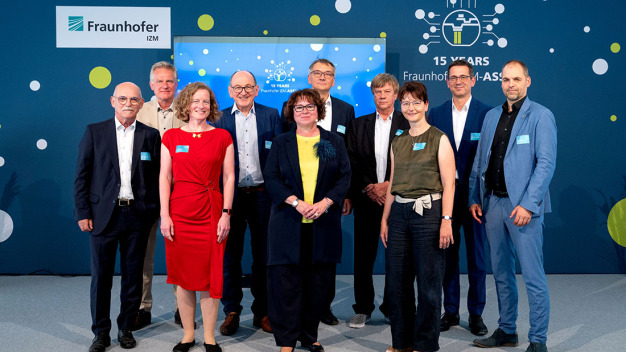 Die Grußwortgebenden anlässlich des Festakts zum 15. Jubiläum des Fraunhofer IZM-ASSID in Moritzburg / v.l.n.r.: Prof. Klaus-Dieter Lang (ehem. Institutsleiter Fraunhofer IZM), Prof. Martin Schneider-Ramelow (Institutsleiter Fraunhofer IZM), Prof. Ulrike Ganesh (Institutsleiterin Fraunhofer IZM), Prof. Albert Heuberger (Institutsleiter Fraunhofer IIS), Dr. Manuela Junghähnel (Standortleiterin Fraunhofer IZM-ASSID), Dr. Stephan Guttowski (FMD), M. Jürgen Wolf (ehem. Standortleiter Fraunhofer IZM-ASSID), Dr. Babett Gläser (SMWK), Dr. Christian Koitzsch (ESMC), Frank Bösenberg (Silicon Saxony e.V.) © Christian Schneider-Bröcker | Fraunhofer IZM / The speakers at the event celebrating 15 years of Fraunhofer IZM-ASSID in Moritzburg / f.l.t.r.: Prof. Klaus-Dieter Lang (former Director Fraunhofer IZM), Prof. Martin Schneider-Ramelow (Director Fraunhofer IZM), Prof. Ulrike Ganesh (Managing Director Fraunhofer IZM), Prof. Albert Heuberger (Executive Director Fraunhofer IIS), Dr. Manuela Junghähnel (Site Manager Fraunhofer IZM-ASSID), Dr. Stephan Guttowski (FMD), M. Jürgen Wolf (former Site Manager Fraunhofer IZM-ASSID), Dr. Babett Gläser (SMWK), Dr. Christian Koitzsch (ESMC), Frank Bösenberg (Silicon Saxony e.V.) © Christian Schneider-Bröcker | Fraunhofer IZM Die Grußwortgebenden anlässlich des Festakts zum 15. Jubiläum des Fraunhofer IZM-ASSID in Moritzburg / v.l.n.r.: Prof. Klaus-Dieter Lang (ehem. Institutsleiter Fraunhofer IZM), Prof. Martin Schneider-Ramelow (Institutsleiter Fraunhofer IZM), Prof. Ulrike Ganesh (Institutsleiterin Fraunhofer IZM), Prof. Albert Heuberger (Institutsleiter Fraunhofer IIS), Dr. Manuela Junghähnel (Standortleiterin Fraunhofer IZM-ASSID), Dr. Stephan Guttowski (FMD), M. Jürgen Wolf (ehem. Standortleiter Fraunhofer IZM-ASSID), Dr. Babett Gläser (SMWK), Dr. Christian Koitzsch (ESMC), Frank Bösenberg (Silicon Saxony e.V.) © Christian Schneider-Bröcker | Fraunhofer IZM / The speakers at the event celebrating 15 years of Fraunhofer IZM-ASSID in Moritzburg / f.l.t.r.: Prof. Klaus-Dieter Lang (former Director Fraunhofer IZM), Prof. Martin Schneider-Ramelow (Director Fraunhofer IZM), Prof. Ulrike Ganesh (Managing Director Fraunhofer IZM), Prof. Albert Heuberger (Executive Director Fraunhofer IIS), Dr. Manuela Junghähnel (Site Manager Fraunhofer IZM-ASSID), Dr. Stephan Guttowski (FMD), M. Jürgen Wolf (former Site Manager Fraunhofer IZM-ASSID), Dr. Babett Gläser (SMWK), Dr. Christian Koitzsch (ESMC), Frank Bösenberg (Silicon Saxony e.V.) © Christian Schneider-Bröcker | Fraunhofer IZM