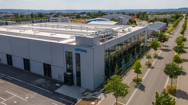 Solarkollektoren sind als ein Baustein im umfangreichen Nachhaltigkeitsbestreben der Unternehmensgruppe auf den Gebäuden installiert worden. (Foto: Optima) / Solar panels have been installed on the buildings as part of the group's extensive sustainability efforts. (Photo: Optima)