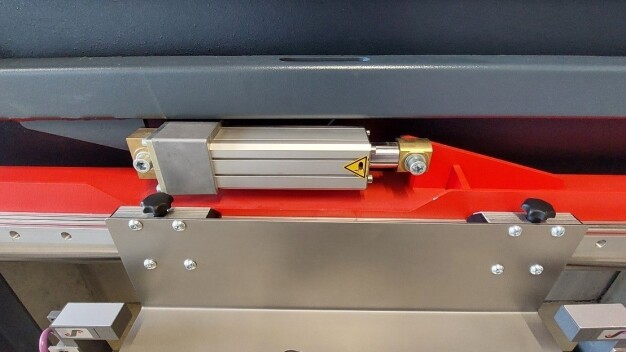 Aktuator einer Bahnlaufregelung mit Sensor inside. (Copyright: elexis AG)