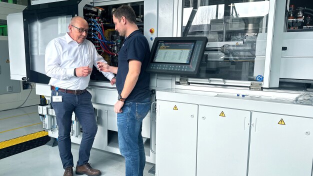 Projektleiter Andreas Dunz (links) und Leiter der Anwendungstechnik, Timo Reifenberger, arbeiten in enger Abstimmung zusammen und bewerten gemeinsam die ersten Musterteile. / Project manager Andreas Dunz (left) and head of application technology, Timo Reifenberger, work closely together and jointly evaluate the first sample parts. Projektleiter Andreas Dunz (links) und Leiter der Anwendungstechnik, Timo Reifenberger, arbeiten in enger Abstimmung zusammen und bewerten gemeinsam die ersten Musterteile. / Project manager Andreas Dunz (left) and head of application technology, Timo Reifenberger, work closely together and jointly evaluate the first sample parts.