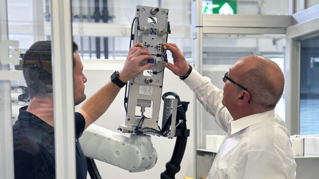 Die Greifer-Konstruktion des 6-Achs-Roboters wird gründlich analysiert, um eine optimale Funktionalität und Präzision sicherzustellen. / The gripper design of the 6-axis robot is thoroughly analyzed to ensure optimal functionality and precision. Die Greifer-Konstruktion des 6-Achs-Roboters wird gründlich analysiert, um eine optimale Funktionalität und Präzision sicherzustellen. / The gripper design of the 6-axis robot is thoroughly analyzed to ensure optimal functionality and precision.