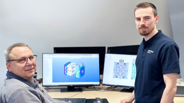Konstrukteur Klaus Handschuh (links) konzipierte das 2K-Werkzeug und erläuterte Werkzeugmechaniker Manuel Kraus dessen Funktionen und Konstruktion, sodass es im hausinternen Werkzeugbau gefertigt werden konnte. / Designer Klaus Handschuh (left) designed the 2K tool and explained its functions and construction to tool mechanic Manuel Kraus so that it could be manufactured in the in-house tool shop. Konstrukteur Klaus Handschuh (links) konzipierte das 2K-Werkzeug und erläuterte Werkzeugmechaniker Manuel Kraus dessen Funktionen und Konstruktion, sodass es im hausinternen Werkzeugbau gefertigt werden konnte. / Designer Klaus Handschuh (left) designed the 2K tool and explained its functions and construction to tool mechanic Manuel Kraus so that it could be manufactured in the in-house tool shop.