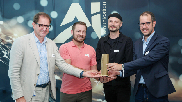 AI-Produkte / Plattformlösungen: Robert Schröter (Zweiter von links) und Marc Böhm (beide SMA Development) erhalten ihre Auszeichnung von Ziehl-Abegg-Vorstandschef Dr. Marc Wucherer und dem Jury-Vorsitzenden Johannes Keller (appliedAI). (Foto: Ziehl-Abegg / Ufuk Arslan)   