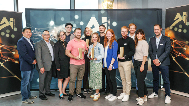 Gruppenfoto der Gewinner beim AI Communication Award mit etlichen Jury-Mitgliedern. (Foto: Ziehl-Abegg / Ufuk Arslan)