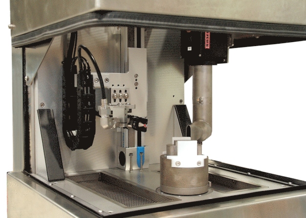 Die Prozessparameter wie Volumenströme für Druckluft und Kohlendioxid sowie Strahlzeit werden exakt auf die jeweilige Applikation abgestimmt. Je nach Folgeprozess kann auch eine Re-Temperierung des Bauteils integriert werden. / Process parameters, such as the volume flow of compressed air and carbon dioxide as well as blasting time, are optimally adapted for each individual application. Depending on the subsequent process, a re-tempering step can also be integrated in the cleaning cell. 