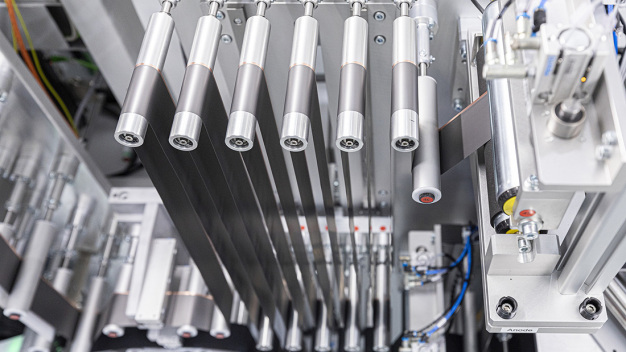 Der Pufferspeicher gewährleistet, dass dem kontinuierlichen Wickelprozess immer ausreichend Kathoden- und Anodenmaterial zugeführt wird. (Bildquelle: Fraunhofer IPA/Foto: Rainer Bez) / The buffer ensures that sufficient cathode and anode material is always fed to the continuous winding process. (Photo credit: Fraunhofer IPA/ photo: Rainer Bez) Der Pufferspeicher gewährleistet, dass dem kontinuierlichen Wickelprozess immer ausreichend Kathoden- und Anodenmaterial zugeführt wird. (Bildquelle: Fraunhofer IPA/Foto: Rainer Bez) / The buffer ensures that sufficient cathode and anode material is always fed to the continuous winding process. (Photo credit: Fraunhofer IPA/ photo: Rainer Bez)