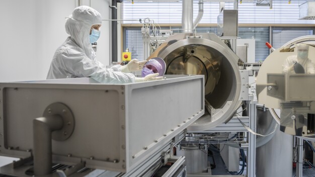 Eine Forschende hält einen hochreflektierenden Spiegel für Laseranwendungen in der Hand. Die Technologie soll für die Laserfusion optimiert werden.  © Fraunhofer IOF / A researcher holds a highly reflective mirror for laser applications. The technology is to be optimized for laser fusion. © Fraunhofer IOF