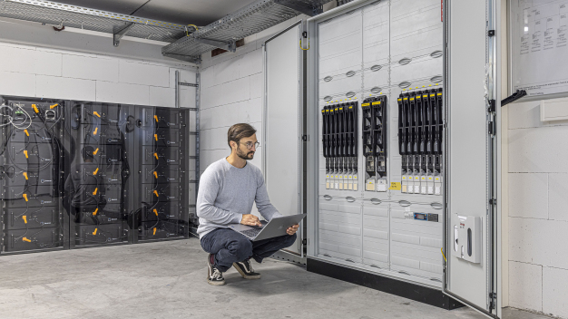 Mit einem Hybridspeicher und einer PV-Anlage zur Entwicklung neuer Betriebsstrategien dient das Gebäude selbst als »Living-Lab«. © Fraunhofer ISE / Foto: Michael Spiegelhalter / With its PV-hybrid storage system, the building itself serves as a living lab for the development of new operating strategies. © Fraunhofer ISE / photo: Michael Spiegelhalter