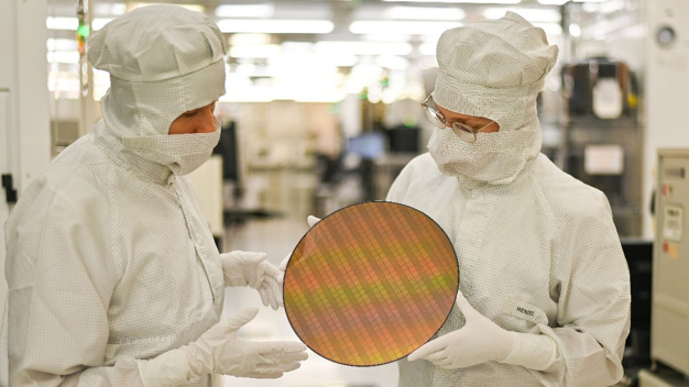 Halbleiterforschung auf 300 Millimetern ist ohne das Fraunhofer IZM-ASSID in Sachsen nicht mehr denkbar. © Sylvia Wolf | Fraunhofer IZM / Fraunhofer IZM-ASSID in Saxony has become synonymous with semiconductor research and development on 300mm wafers. © Sylvia Wolf | Fraunhofer IZM Halbleiterforschung auf 300 Millimetern ist ohne das Fraunhofer IZM-ASSID in Sachsen nicht mehr denkbar. © Sylvia Wolf | Fraunhofer IZM / Fraunhofer IZM-ASSID in Saxony has become synonymous with semiconductor research and development on 300mm wafers. © Sylvia Wolf | Fraunhofer IZM