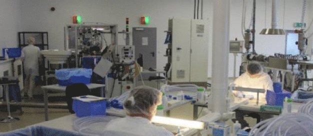 Im Reinraum der Dahlhausen GmbH werden Sets für die künstliche Beatmung von Patienten zusammengestellt.  (Bild: Dieter Kunze)