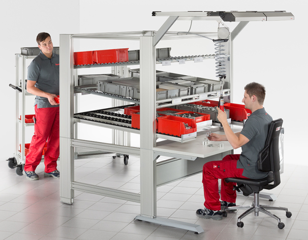 Der neue Arbeitstisch 4 E FIFO ist in sechs Basisgrößen und frei konfigurierbar erhältlich. 