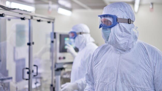 Abbildung 2: Atmungsaktive Materialien wie DuPont™ Tyvek® tragen dazu bei, das Kontaminationsrisiko in Reinräumen zu verringern. / Breathable materials like DuPont™ Tyvek® help lower contamination risk in cleanrooms.