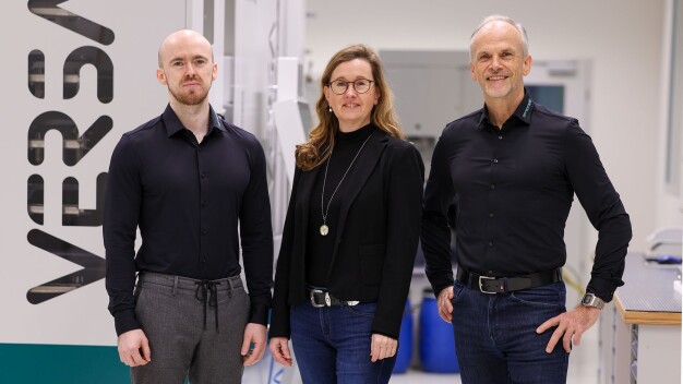 Zwei Generationen mit Gespür für die Zukunft des Werkzeugbaus: v.l.n.r.: Lucas, Bianca und Thomas Meister, vor der neu installierten 5-Achs- Präzisionsfräsmaschine in der vollklimatisierten Fertigungszelle. © Servomold / Two generations with a feel for the future of toolmaking: from left to right: Lucas, Bianca and Thomas Meister, in front of the newly installed 5-axis precision milling machine in the fully air-conditioned production cell. © Servomold