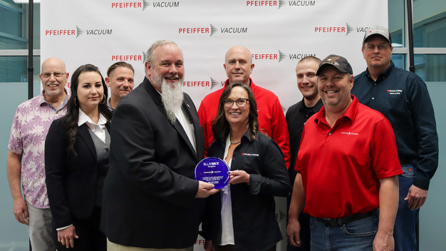 Award ceremony with employees of Pfeiffer Vacuum Valves & Engineering and members of Pacific Power. Source: Pfeiffer Vacuum Valves & Engineering.