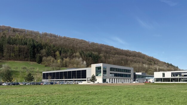 Der Erweiterungsbau am Bürkert Campus Criesbach beheimatet das Kompetenzzentrum Kunststofftechnik des Fluidikspezialisten. Im Mai 2025 wurden die neuen Räumlichkeiten offiziell eingeweiht. (Quelle: Bürkert Fluid Control Systems) Der Erweiterungsbau am Bürkert Campus Criesbach beheimatet das Kompetenzzentrum Kunststofftechnik des Fluidikspezialisten. Im Mai 2025 wurden die neuen Räumlichkeiten offiziell eingeweiht. (Quelle: Bürkert Fluid Control Systems)