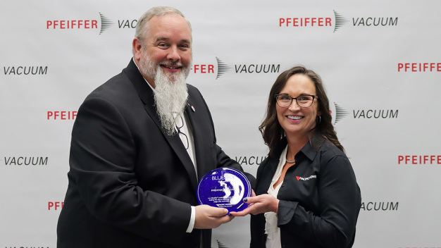 Bryan Strait (left), General Manager of Pfeiffer Vacuum Valves & Engineering and Jill Drinkwater (right), California Regional Business Manager of Pacific Power, with the award. Source: Pfeiffer Vacuum Valves & Engineering.