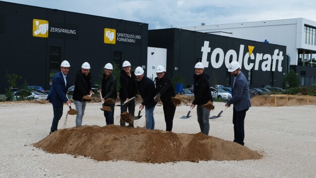 Spatenstich bei Toolcraft_Ben Schwarz, Christoph Hauck, Hartmut Neumeister, Markus Miehling, Friedrich Koch, Bernd Krebs, Karlheinz Nüßlein, Felix Lehnhoff (v.l.n.r) (Copyright: toolcraft AG)