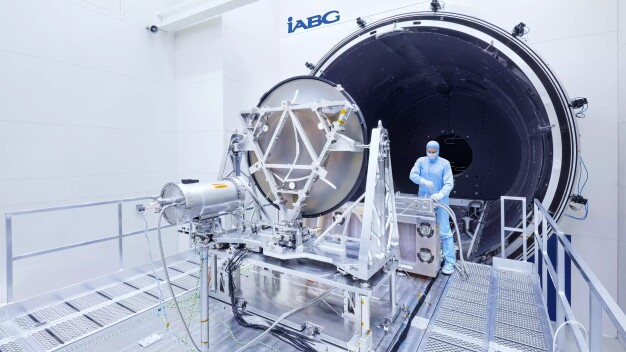 Flachspiegel FMA1 und Referenzkoordinatensystem vor der Thermal-Vakuumanlage im ISO-5-Reinraum. ©IABG Flachspiegel FMA1 und Referenzkoordinatensystem vor der Thermal-Vakuumanlage im ISO-5-Reinraum. ©IABG
