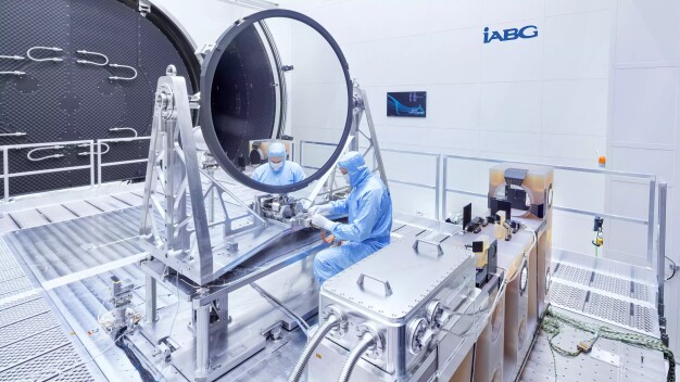 Flachspiegel FMA1 und Referenzkoordinatensystem im ISO-5-Reinraum. ©IABG Flachspiegel FMA1 und Referenzkoordinatensystem im ISO-5-Reinraum. ©IABG