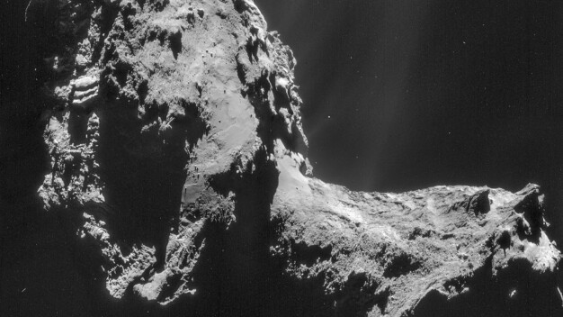 Der Komet 67P/Churyumov-Gerasimenko, fotografiert am 20. November 2014 von der Sonde Rosetta der Europäischen Weltraumorganisation ESA. Rosetta war zu diesem Zeitpunkt nur 31 Kilometer von dem Kometen entfernt. Vor allem, wenn er sich in der Nähe der Sonne aufhält, stößt der Komet immer wieder Fontänen aus Gas und Staub aus. Die Staubteilchen könnten dann als Mikrometeoriten auf der Erde landen. 
