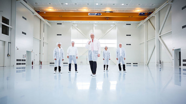 ... in nur 14 Monaten zum fertigen ISO-8-Reinraum. Mit 1400 Quadratmetern ist die Intergrationshalle die größte der Unternehmensgruppe. © OHB / ... to the officially completed ISO-8 cleanroom after only 14 months of construction. With a floor area of around 1,400 square meters it is is the OHB Group’s largest cleanroom facility. © OHB