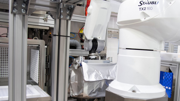 Zwei Stäubli Sechsachsroboter vom Typ TX2-160 übernehmen sämtliche Handhabungsprozesse bei der FOSB-Verpackung. (Copyright: Stäubli Tec-Systems GmbH Robotics)