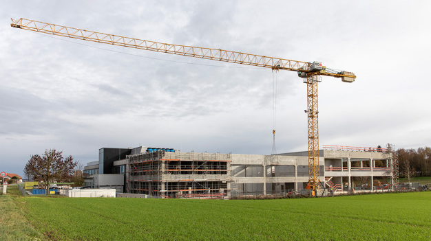 Inzwischen ist der Anbau am Standort in Dorfen in vollem Gange. Damit wird die Fläche um fast 2.000 Quadratmeter erweitert. © Schreiner Group