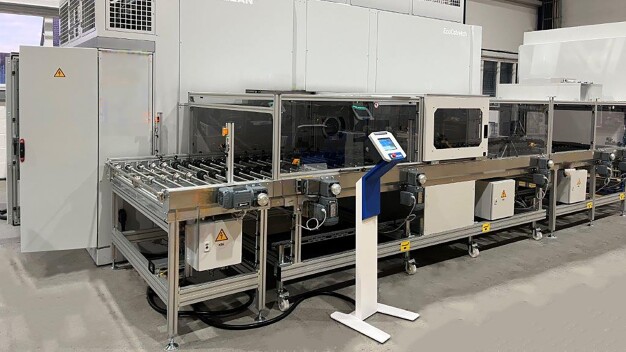 Die unter Vollvakuum arbeitende Anlage kann mit Lösemitteln und modifizierten Alkoholen betrieben werden. In Kombination mit anwendungsspezifisch ausgelegten Verfahrenstechnologien deckt die Lösemittelanlage ein breites Einsatzspektrum von der Entfettung bis zur Feinstreinigung ab. (Bildquelle: Ecoclean GmbH)