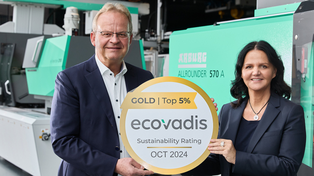 Stolz auf die Ecovadis-Auszeichnung in Gold: Die geschäftsführenden Gesellschafter Michael und Juliane Hehl. (Foto: ARBURG) / Proud of their Ecovadis Gold Medal: Managing Partners Michael and Juliane Hehl. (Photo: ARBURG)