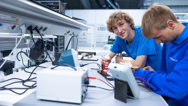 Endress+Hauser möchte unter anderem durch die Ausbildung junger Menschen der sozialen Verantwortung gerecht werden. / The Endress+Hauser Group’s commitment to social responsibility includes providing vocational training for young people.