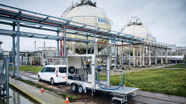 Das globale Kalibriernetzwerk der Endress+Hauser Gruppe umfasst mehr als 50 mobile Durchflussanlagen. / The global calibration network of the Endress+Hauser Group includes more than 50 mobile flow calibration rigs.