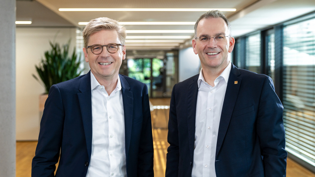 Dr. Mats Gökstorp, Vorstandsvorsitzender der SICK AG, und Dr. Peter Selders, CEO der Endress+Hauser
Gruppe. © Endress+Hauser