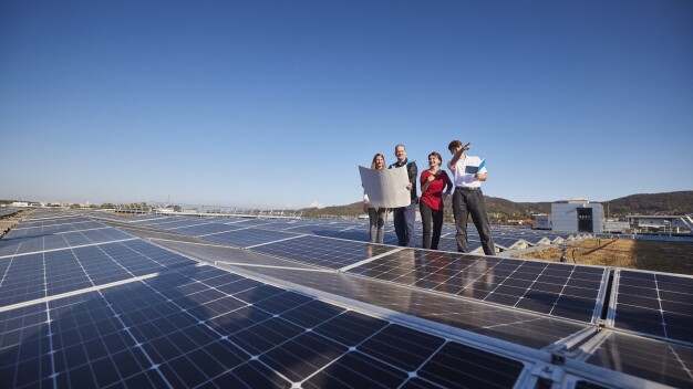 Bei der Energiegewinnung für die Firmengebäude setzt Endress+Hauser auf Solarenergie. / Endress+Hauser uses solar panels to generate energy for its buildings. 