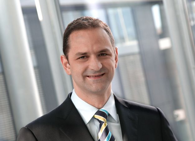 Dr. Christoph Steger, bislang Leiter der Business Unit Engel packaging, wurde in die Geschäftsführung der Engel Holding berufen. / Dr. Christoph Steger, formerly Vice President Business Unit packaging, has been appointed newly CSO of the Engel Group.  

