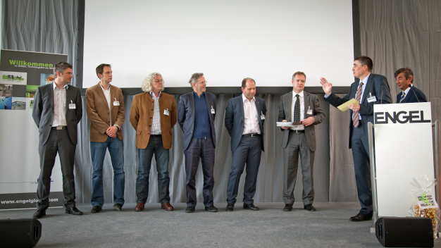 Dr. Peter Neumann, CEO der ENGEL Holding (rechts), und Claus Wilde, Leiter des ENGEL Deutschland Technologieforum Stuttgart (2. von rechts), danken den am Bau beteiligten Personen und Firmen. Von links nach rechts: Markus Stadler (Leitung ENGEL Werksplanung), Oswald Schachner (Bauaufsicht), Gerold Serglhuber (örtliche Bauleitung), Erich Halatschek (HABAU), Ewald Kreuzhuber (ALPINE Bau) und Peter Schaufler (arinco planung + consulting).

Dr. Peter Neumann, ENGEL CEO (right), und Claus Wilde, branch manager of the ENGEL Deutschland Technologieforum Stuttgart (second right), thank all persons and companies involved in the planning and construction of the new building: From left ot right: Markus Stadler (head of ENGEL planning department), Oswald Schachner (construction supervisor), Gerold Serglhuber (site manager), Erich Halatschek (HABAU), Ewald Kreuzhuber (ALPINE Bau) and Peter Schaufler (arinco planung + consulting).