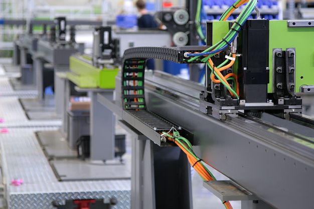Das Roboterwerk in Dietach fertigt seit Herbst 2012 im Takt. Mit der Einführung der Fließmontage konnten die Lieferzeiten verkürzt werden. 