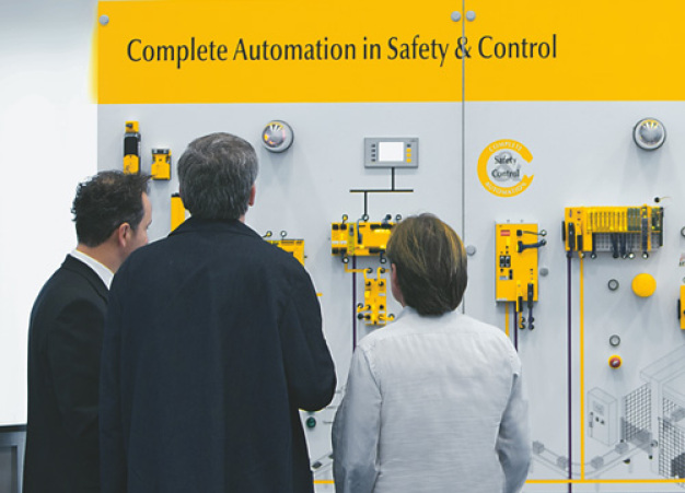Mit zwei kostenfreien Seminarreihen „Sichere Automation“ und „Gesetzliche Anforderungen an den Betrieb von Maschinen und Anlagen“ ist die Pilz GmbH & Co. KG auch 2014 wieder „on Tour“.