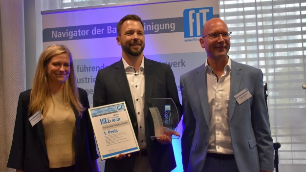 Der mit 10.000 Euro und einem Jahr kostenfreier Mitgliedschaft dotierte FiT2clean Award 2024 ging an die PartikelART Solution GmbH, vertreten durch den Geschäftsführer Dr.-Ing Ronny Zwinkau (Mitte), für die Entwicklung einer KI-basierten App für die schnelle und einfache Partikelanalyse mittels Smartphone. Die Preisübergabe erfolgte durch Juliane Schulze und Michael Flämmich. (Bildquelle: Fachverband industrielle Teilereinigung e.V.)