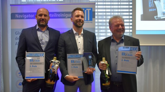 Bei der dritten Verleihung des FiT2clean Awards konnten sich (v.l.n.r) Philipp Kist (Kist + Escherich GmbH), Dr.-Ing. Ronny Zwinkau (PartikelART Solution GmbH) und Karl-Heinz Menauer (acp systems AG) über die Auszeichnung mit dem Innovationspreis freuen. (Bildquelle: Fachverband industrielle Teilereinigung e.V.)
