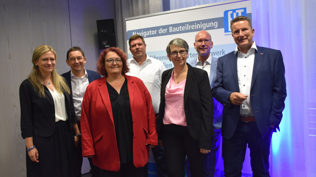 Die Mitglieder des neu gewählten FiT-Vorstands: Juliane Schulze (SITA Messtechnik), Rainer Straub (Ecoclean GmbH), Birgit Fruggel (Schaeffler Technologies), Florian Weber (Weber Ultrasonics), Kerstin Zübert (Hermann Bantleon), Dr. Michael Flämmich (Vacom Vakuum Komponenten & Messtechnik) und Gerhard Koblenzer (LPW Reinigungssysteme). (Bildquelle: Fachverband industrielle Teilereinigung e.V.)