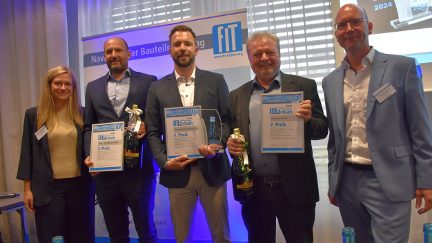 Den mit 10.000 Euro dotierten FiT2clean Award sicherte sich dieses Jahr die PartikelART Solution GmbH mit einer KI-basierten App für die schnelle und einfache Partikelanalyse, auf den Plätzen folgten die Lösungen der acp systems AG und der Kist + Escherich GmbH. Juliane Schulze (FiT) Philipp Kist (Kist + Escherich), Dr. Ronny Zwinkau (PartikelART Solution), Karl-Heinz Menauer (acp systems), Dr. Michael Flämmich (FiT). (Bildquelle: Fachverband industrielle Teilereinigung e.V.)