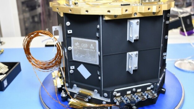 Flugmodell der Auslese-Elektronik für eine der „schnellen“ PLATO-Kameras: Eines von zwei Flugmodellen der Ausleseelektronik für die „schnellen“ Kameras, die am DLR-Institut für Weltraumforschung in Berlin-Adlershof entwickelt und gebaut wurden und jetzt zur weiteren Integration nach Belgien geschickt wird. An der Oberseite werden die vier Kamerasensoren angeschlossen, unten sind die Anschlüsse für die Datenübertragung und die elektrische Versorgung angebracht. (Credit: DLR (CC BY-NC-ND 3.0)) / Flight model of the readout electronics for one of PLATO's 'fast' cameras: One of two flight model of the readout electronics for one of the 'fast' PLATO cameras, which were developed and built at the DLR Institute of Planetary Research in Berlin-Adlershof and are now being sent to Belgium for further integration. The four CCD sensors are connected at the top, while the connections for data transmission and electrical supply are at the bottom. (Credit: DLR (CC BY-NC-ND 3.0)) Flugmodell der Auslese-Elektronik für eine der „schnellen“ PLATO-Kameras: Eines von zwei Flugmodellen der Ausleseelektronik für die „schnellen“ Kameras, die am DLR-Institut für Weltraumforschung in Berlin-Adlershof entwickelt und gebaut wurden und jetzt zur weiteren Integration nach Belgien geschickt wird. An der Oberseite werden die vier Kamerasensoren angeschlossen, unten sind die Anschlüsse für die Datenübertragung und die elektrische Versorgung angebracht. (Credit: DLR (CC BY-NC-ND 3.0)) / Flight model of the readout electronics for one of PLATO's 'fast' cameras: One of two flight model of the readout electronics for one of the 'fast' PLATO cameras, which were developed and built at the DLR Institute of Planetary Research in Berlin-Adlershof and are now being sent to Belgium for further integration. The four CCD sensors are connected at the top, while the connections for data transmission and electrical supply are at the bottom. (Credit: DLR (CC BY-NC-ND 3.0))